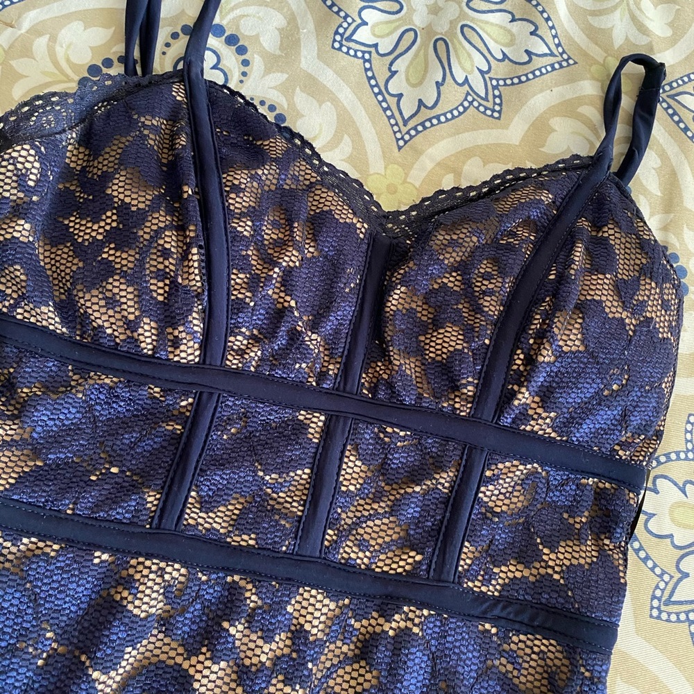 blue lace v neck short dress - Picture 4 of 6